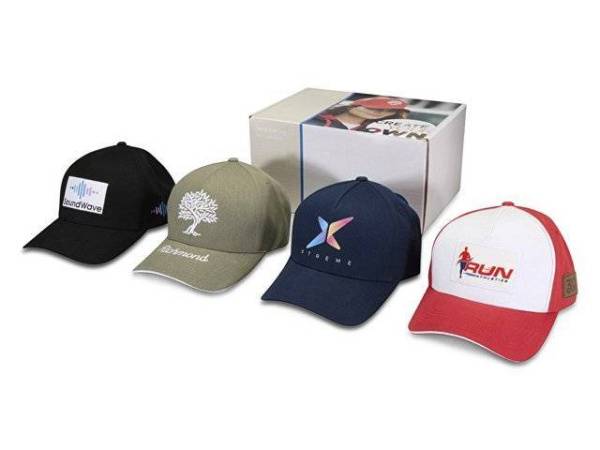 Коробка с образцами бейсболок из переработанных материалов